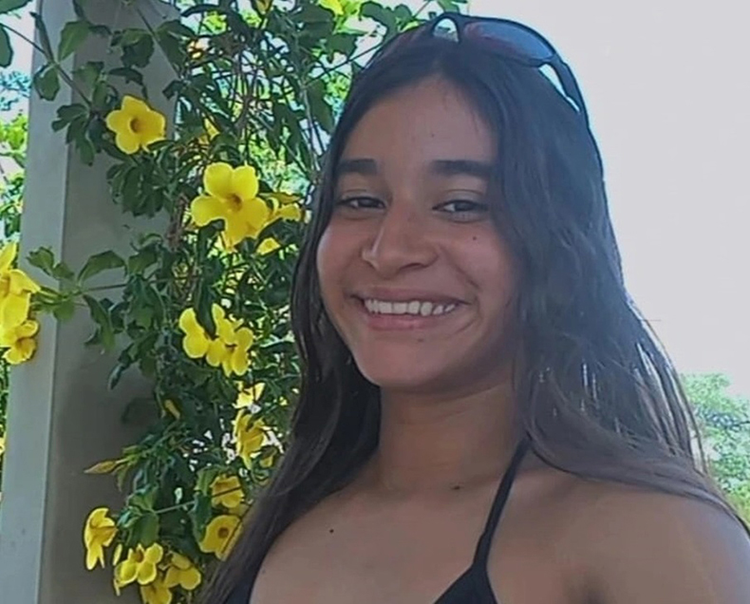 Adolescente morta com facadas teve corpo exumado para perícia