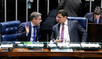 Alessandro Vieira em conversa com Davi Alcolumbre no plenário do Senado (Foto: Divulgação)