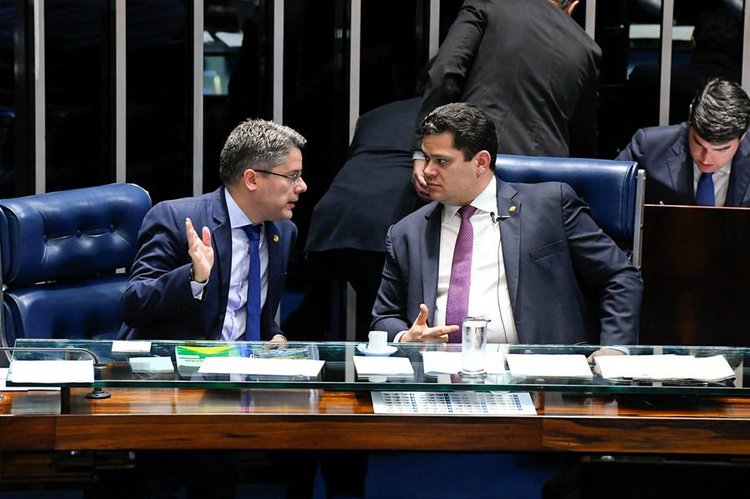 Alessandro Vieira em conversa com Davi Alcolumbre no plenário do Senado