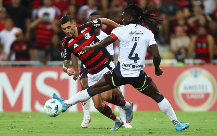 Arrascaeta em ação pelo Flamengo, contra a LDU, pela Libertadores