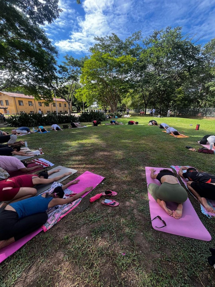 Aula gratuita de Yoga no Parque celebra mães com relaxamento e afeto