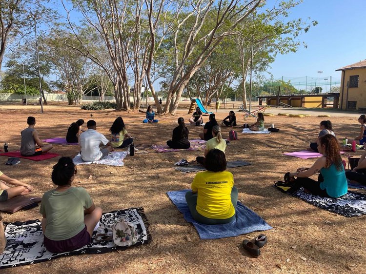 Aula gratuita de Yoga no Parque celebra mães com relaxamento e afeto