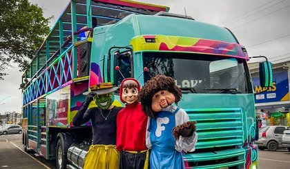 Carreta da Alegria: personagems posam em frente de ônibus de dois andares (Foto: Divulgação / Imagem da Internet) Carreta da Alegria: personagems posam em frente de ônibus de dois andares (Foto: Divulgação / Imagem da Internet)
