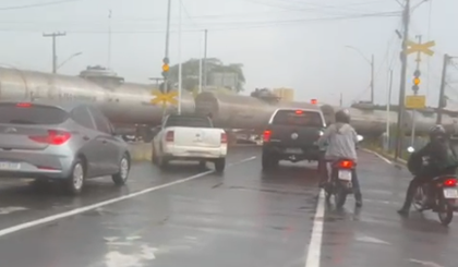 Chuva forte e inesperada causa alagamentos e transtornos em Teresina (Foto: Reprodução) Chuva forte e inesperada causa alagamentos e transtornos em Teresina (Foto: Reprodução)