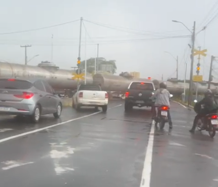 Chuva forte e inesperada causa alagamentos e transtornos em Teresina