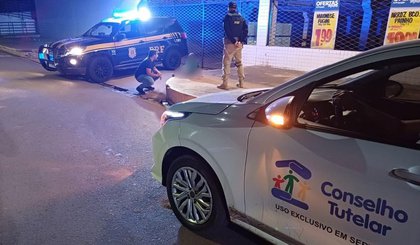 Criança de nove anos é resgatada ao ser encontrada andando sozinha na BR-316, no Sul do Piauí (Foto: Divulgação/PRF)