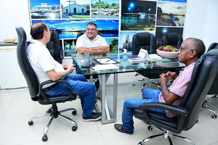 David Oka reunido com prefeito e Senhor Chagas