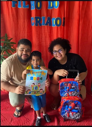 Entre moda e brinquedos, o ateliê também é espaço de afeto e convivência familiar