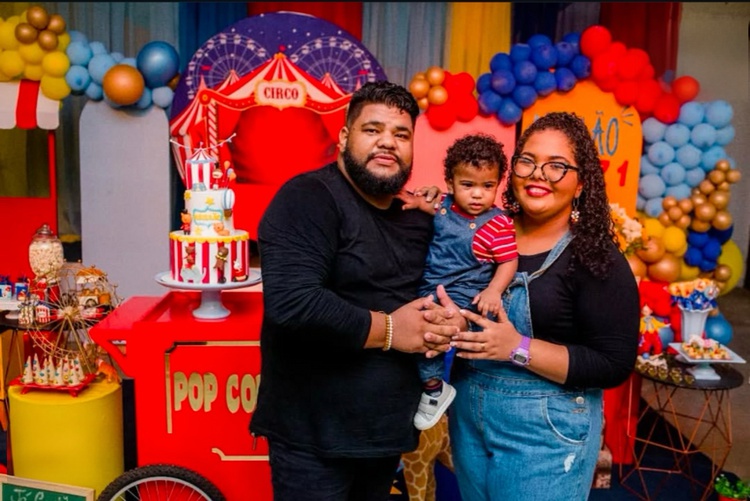 Família como alicerce: o suporte afetivo que ajuda Emanuelly a seguir criando e sonhando.