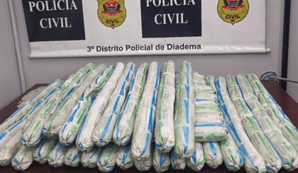 Foram encontradas 39 "bananas" com materiais explosivos no porta-malas de carro usado por criminosos. (Foto: Divulgação/Polícia Civil de Diadema) Foram encontradas 39 "bananas" com materiais explosivos no porta-malas de carro usado por criminosos. (Foto: Divulgação/Polícia Civil de Diadema)