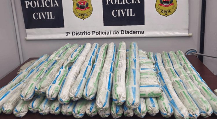 Foram encontradas 39 "bananas" com materiais explosivos no porta-malas de carro usado por criminosos.