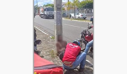 Homem é agredido e amarrado em poste após tentar roubar moto na Zona Leste de Teresina (Foto: Reprodução) Homem é agredido e amarrado em poste após tentar roubar moto na Zona Leste de Teresina (Foto: Reprodução)