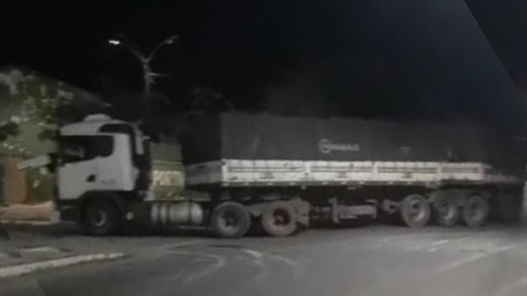 Homem é preso após furtar carreta, bater em poste, deixar moradores sem energia e interditar via por cerca de 15 horas no Piauí