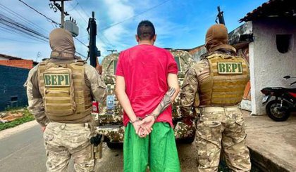 Homem suspeito de homicídio é preso pelo BEPI com arma de fogo em Teresina - (Divulgação PM PI) (Foto: Divulgação PM PI)
