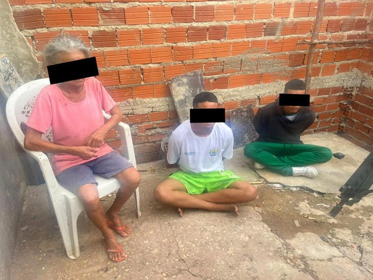 Idosa e netos presos em operação.