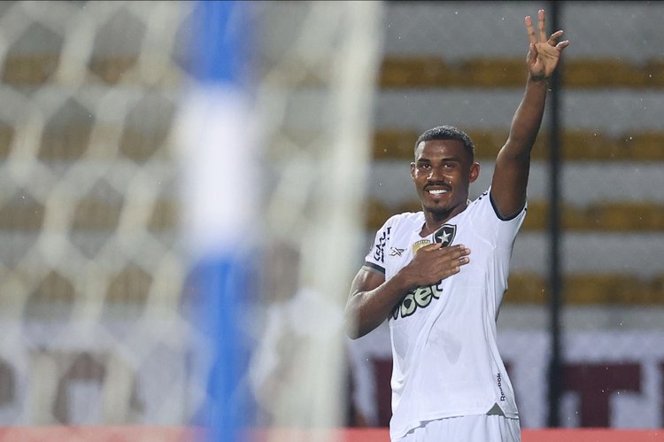 Jogador Cuiabano marca