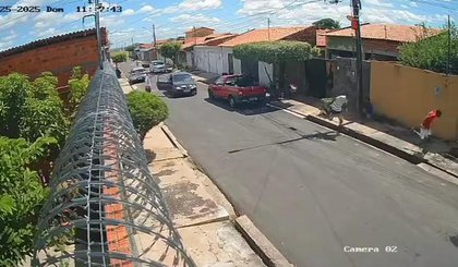 Jovens são perseguidos por atiradores na Zona Leste de Teresina (Foto: Reprodução/ Câmera de segurança) Jovens são perseguidos por atiradores na Zona Leste de Teresina (Foto: Reprodução/ Câmera de segurança)