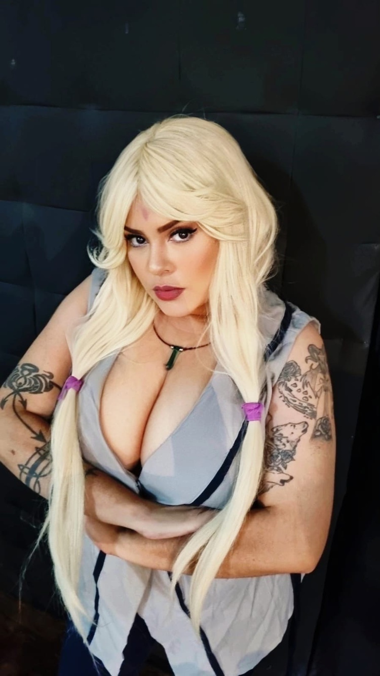 Kellynara caracterizada como Tsunade, sua personagem favorita do universo Naruto.