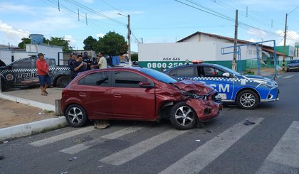 Motorista embriagado é preso após colidir com carros, perder roda e dirigir até bater em poste no PI. (Foto: Luiz Gustavo Graça)