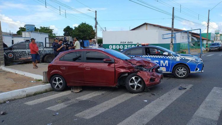 Motorista embriagado é preso após colidir com carros, perder roda e dirigir até bater em poste no PI.