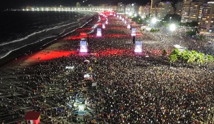 Multidão acompanha show de Lady Gaga na orla de Copacana (Foto: Custodio Coimbra / Agência O GLOBO) Multidão acompanha show de Lady Gaga na orla de Copacana (Foto: Custodio Coimbra / Agência O GLOBO)