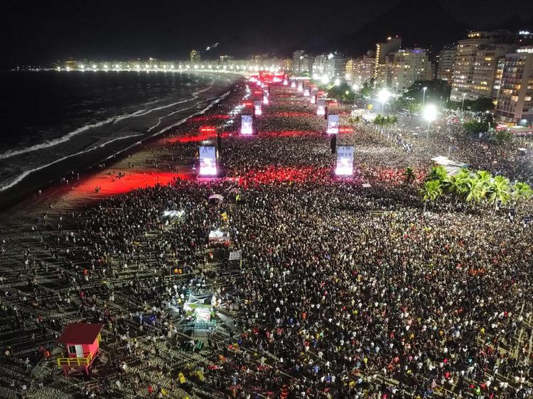 Multidão acompanha show de Lady Gaga na orla de Copacana