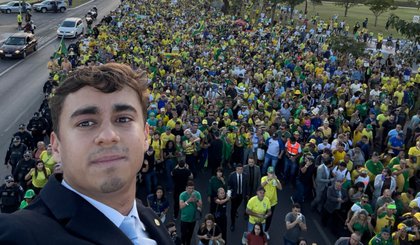 O deputado federal Nikolas Ferreira (PL-MG), em Brasília, durante manifestação a favor da anistia• Reprodução/Redes Sociais (Foto: Reprodução/Redes Sociais)