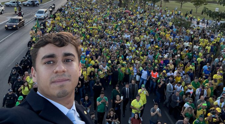 O deputado federal Nikolas Ferreira (PL-MG), em Brasília, durante manifestação a favor da anistia• Reprodução/Redes Sociais
