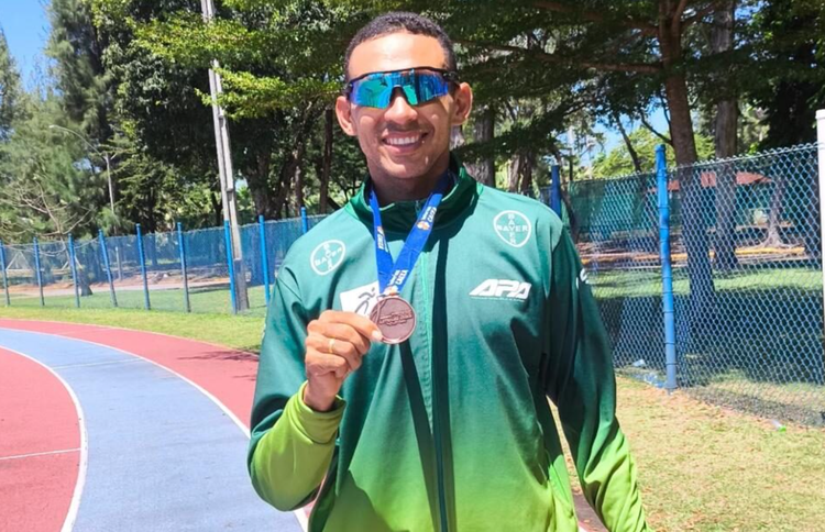 O maratonista Jean Paz conquistou a medalha de ouro ao ser campeão nos 1.500m.