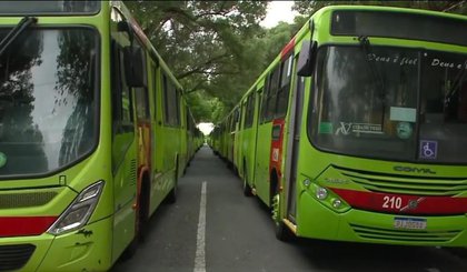 Ônibus parados no Centro de Teresina (Foto: Reprodução/TV Clube) Ônibus parados no Centro de Teresina (Foto: Reprodução/TV Clube)