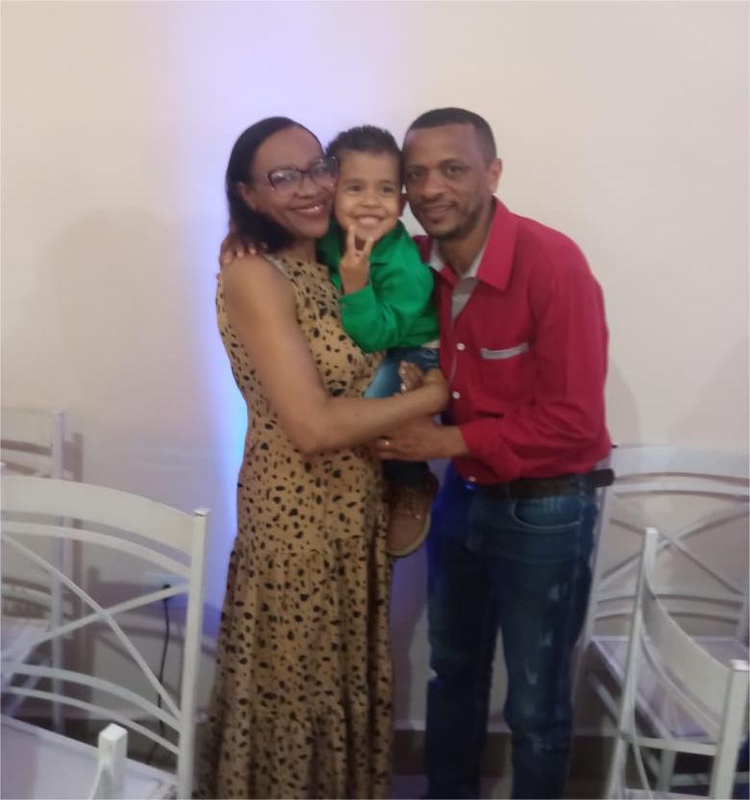 Otávio com a mãe Maria e o pai Marcone.