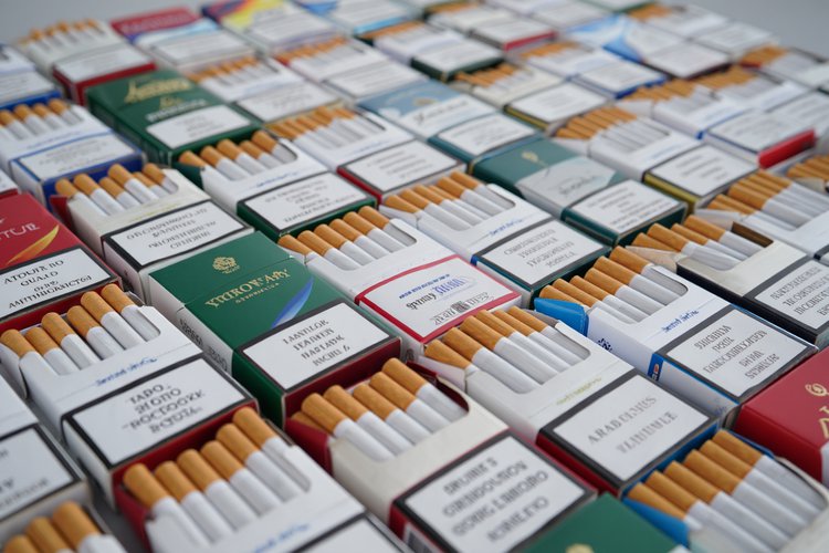 Pesquisa revela que quase metade do cigarro ilegal entrou no Brasil pelo Paraná.