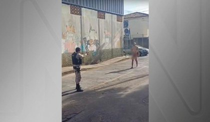 Polícia precisou usar arma de choque para conter o indivíduo• Reprodução (Foto: Reprodução)