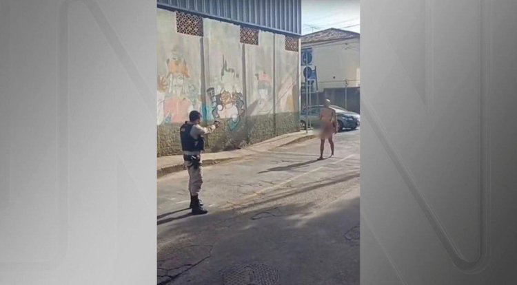 Polícia precisou usar arma de choque para conter o indivíduo• Reprodução