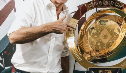 Renato Gaúcho com taça do Mundial de Clubes (Foto: Lucas Merçon / Fluminense)