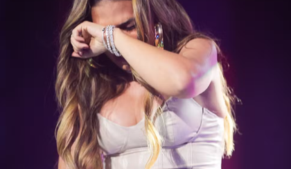 Simone Mendes chora após ficar sem voz em show em Curitiba. (Foto: Brazil News) Simone Mendes chora após ficar sem voz em show em Curitiba. (Foto: Brazil News)