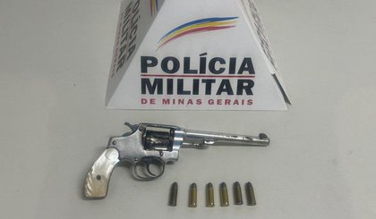 Suspeito foi preso em flagrante e arma e seis munições foram apreendidas• Polícia Militar de Minas Gerais (Foto: Divulgação/Polícia Militar)