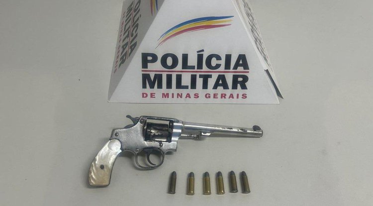 Suspeito foi preso em flagrante e arma e seis munições foram apreendidas• Polícia Militar de Minas Gerais