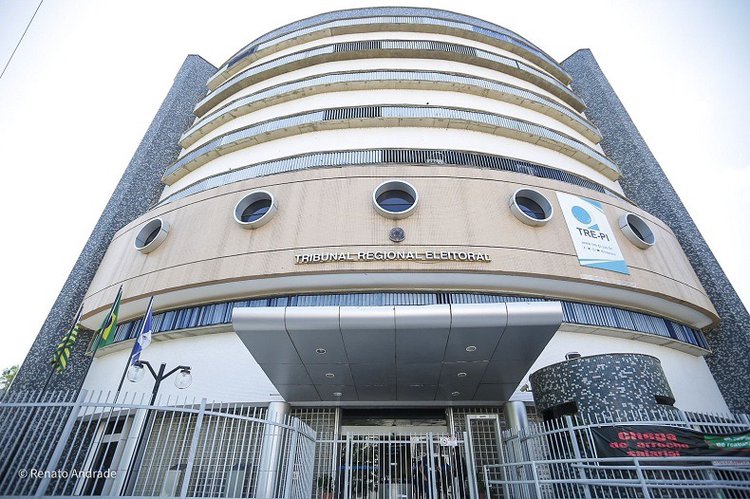 TRE cassa diploma de vereadora após improbidade administrativa
