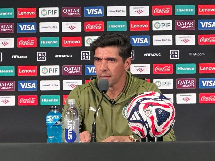 Abel Ferreira antes do jogo do Palmeiras contra o Al Ahly.