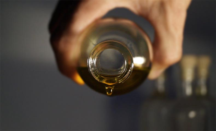 Anvisa proíbe venda de três marcas de azeite por fraude e risco à saúde