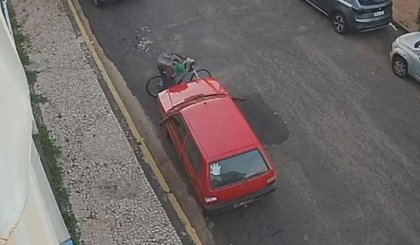 Bandido finge ser mecânico e furta bateria e estepe de carro em plena luz do dia. (Foto: Reprodução) Bandido finge ser mecânico e furta bateria e estepe de carro em plena luz do dia. (Foto: Reprodução)