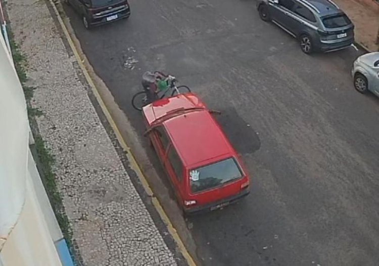 Bandido finge ser mecânico e furta bateria e estepe de carro em plena luz do dia.