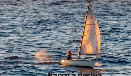 Barco á deriva (Foto: Gerado por IA)