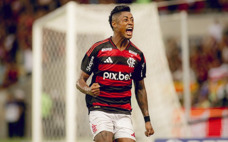 Bruno Henrique é acusado de forçar cartão no jogo entre Flamengo e Santos, pela 31a rodada do Brasileiro de 2023