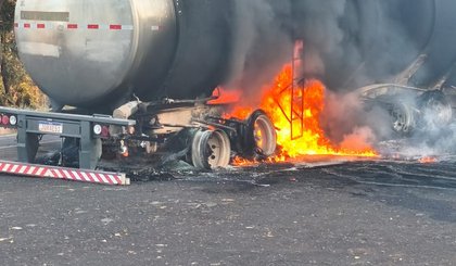 Caminhão pega fogo na BR-135, mas carga de óleo vegetal é preservada e ninguém se fere (Foto: Reprodução policia militar)