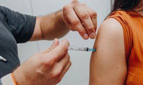 Vacinação reduz casos de HPV entre jovens no Brasil