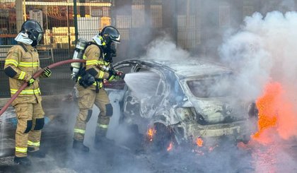 Carro fica destruído após pegar fogo em frente a supermercado em Floriano (Foto: Reprodução)