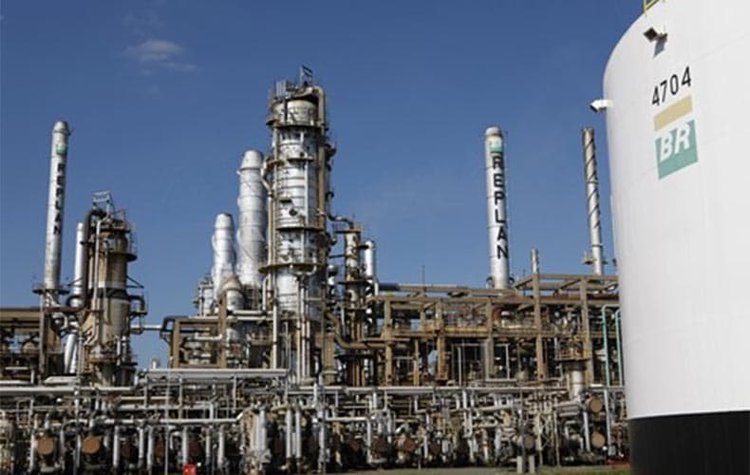 Castro defende uso de royalties do petróleo para equilibrar contas.