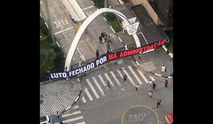 Faixa colocada pela torcida do Corinthians em meio ao protesto (Foto: Reprodução / Internet) Faixa colocada pela torcida do Corinthians em meio ao protesto (Foto: Reprodução / Internet)